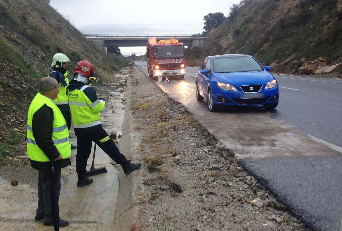 Un desprendimiento de rocas provoca un accidente de tráfico en la carretera de circunvalación sur