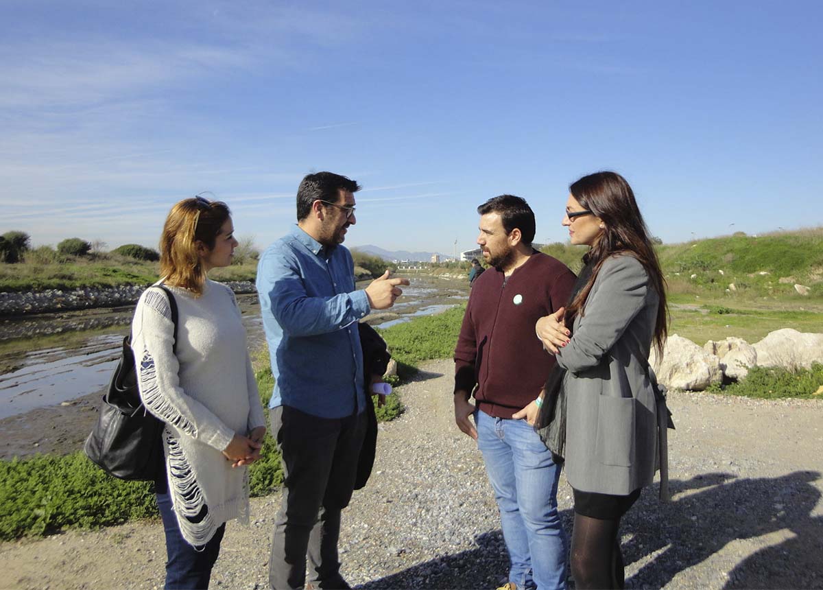Candidatos de Adelante Andalucía junto a un cauce malagueño sin depurar.