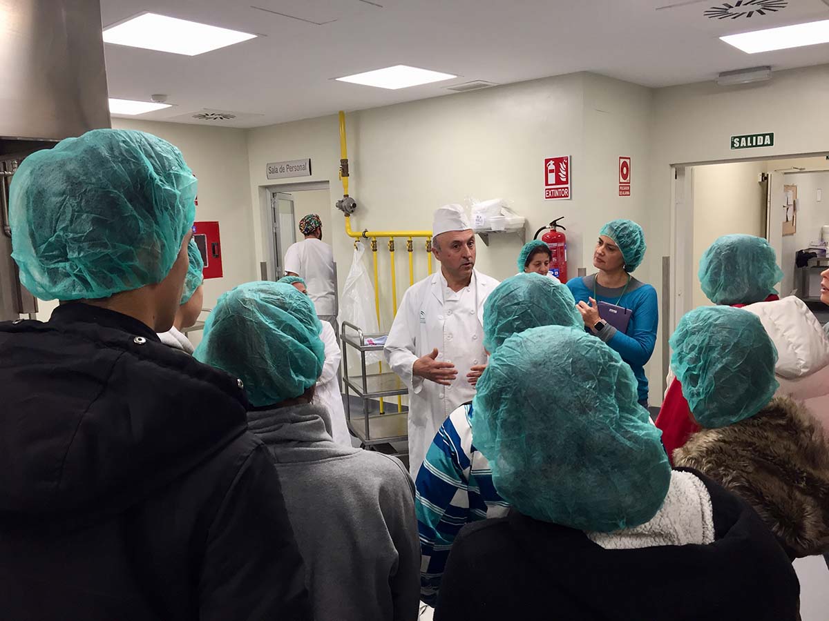 Momento de la visita de los alumnos de FP a las instalaciones del Hospital de la Serranía.