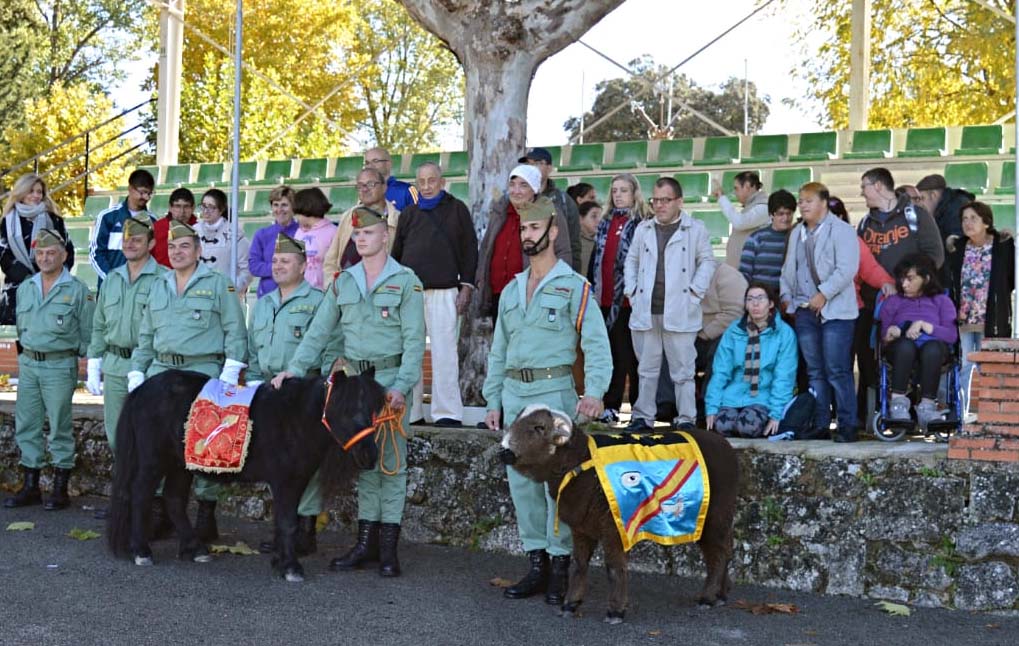 Miembros de Asprodisis junto a legionarios y mascotas de esta unidad militar con base en Ronda.