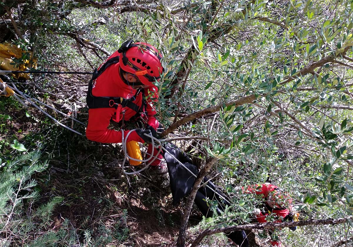Los bomberos han peinado todas las laderas del Tajo hasta encontrar el cuerpo sin vida en el río Guadalevín.