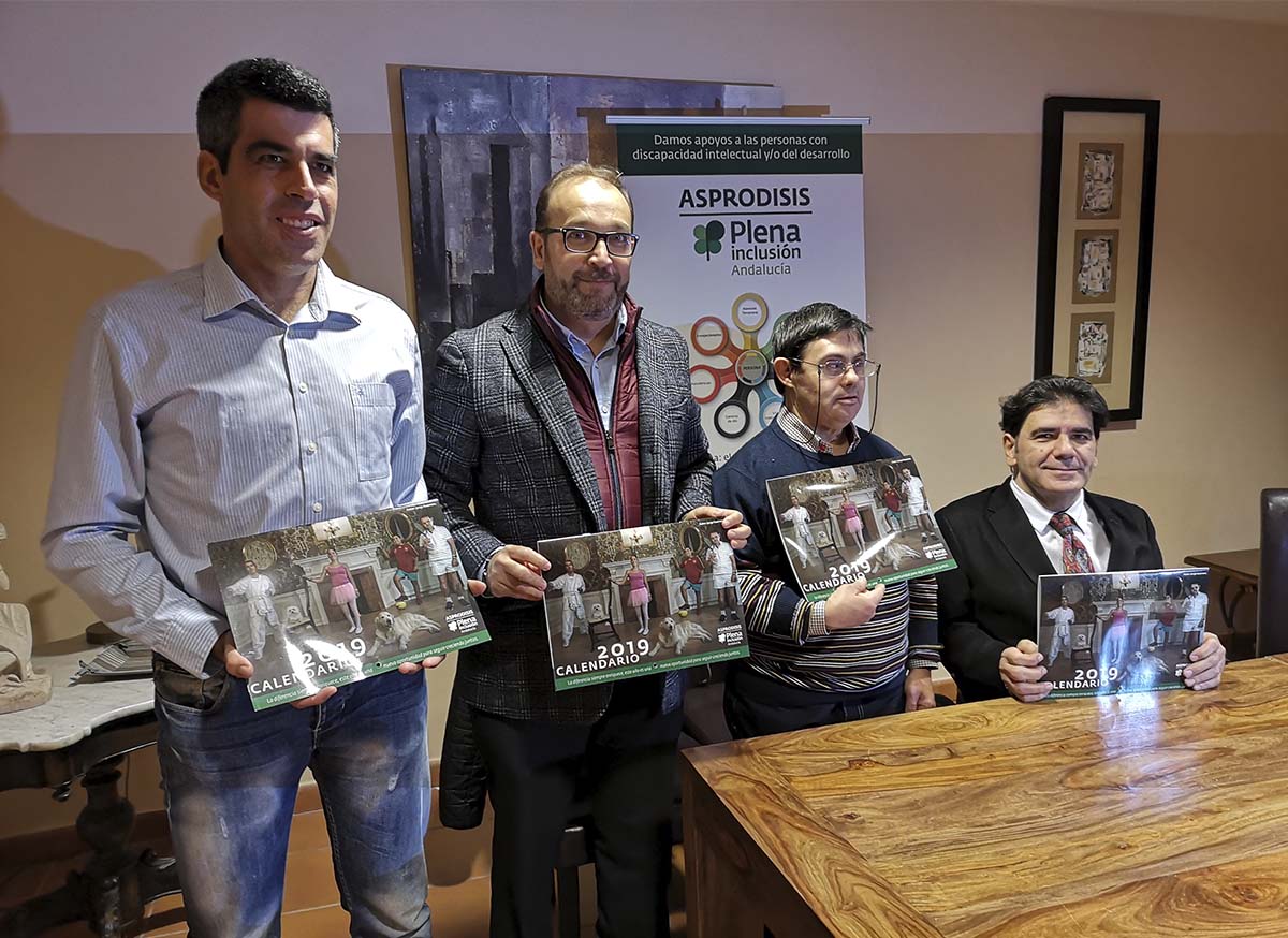 Los actores de ‘Campeones’ Román Chinchilla y Fran Fuentes apadrinan el calendario de Asprodisis