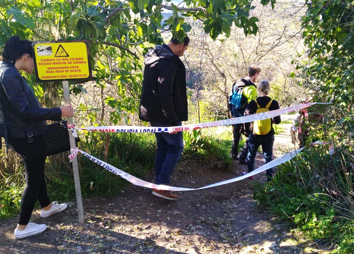 Turistas apartan los letreros y las señales y acceden a los caminos del Tajo con total impunidad.