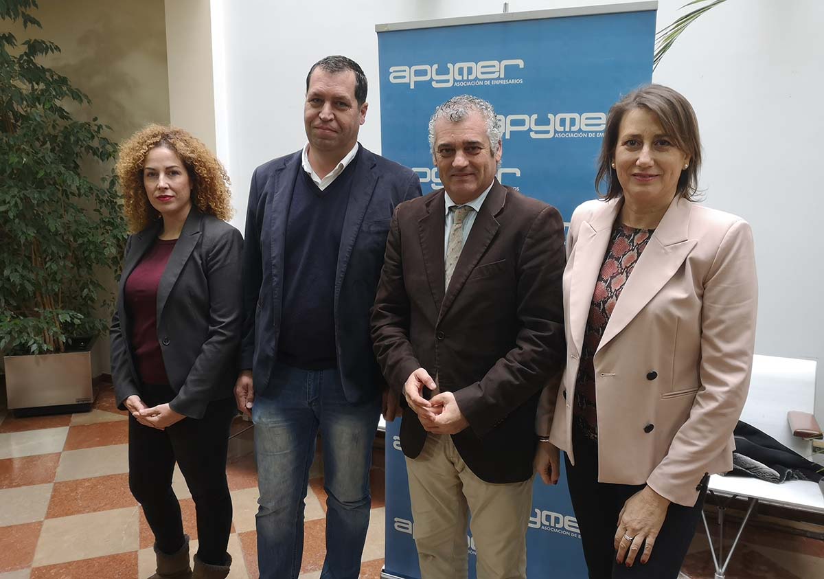 Maite Rubio y Atonio Palma, de Apymer, junto a Javier Carnero e Isabel Aguilera.