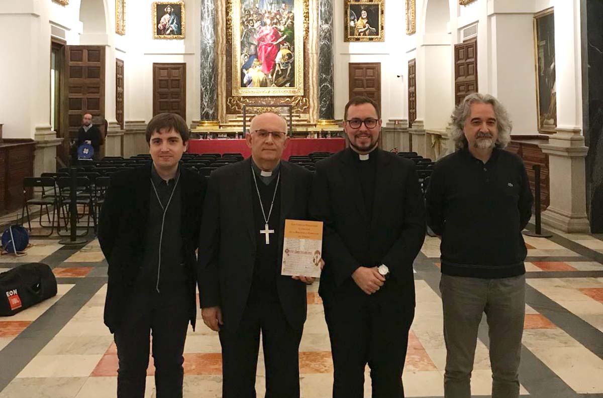 En el centro, sosteniendo el libro, monseñor Fernández Collado y, junto a él, Salvador Aguilera.