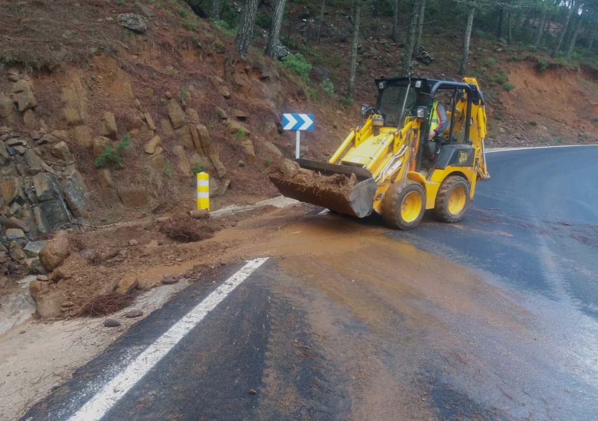 Obras de mejora realizadas por la Diputación en una de las carreteras serranas afectadas por el temporal.