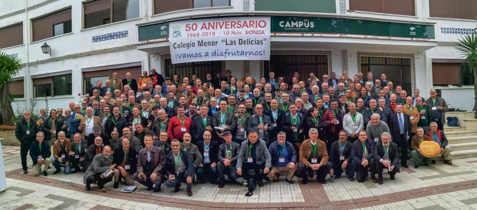 Más de 200 antiguos alumnos de Las Delicias se han vuelto ver las caras 50 años más tarde e abrirse la residencia. Foto Roberto 82.