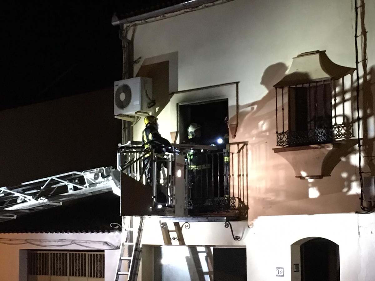 Los bomberos utilizaron un camión autoescala durante su actuación en la vivienda.