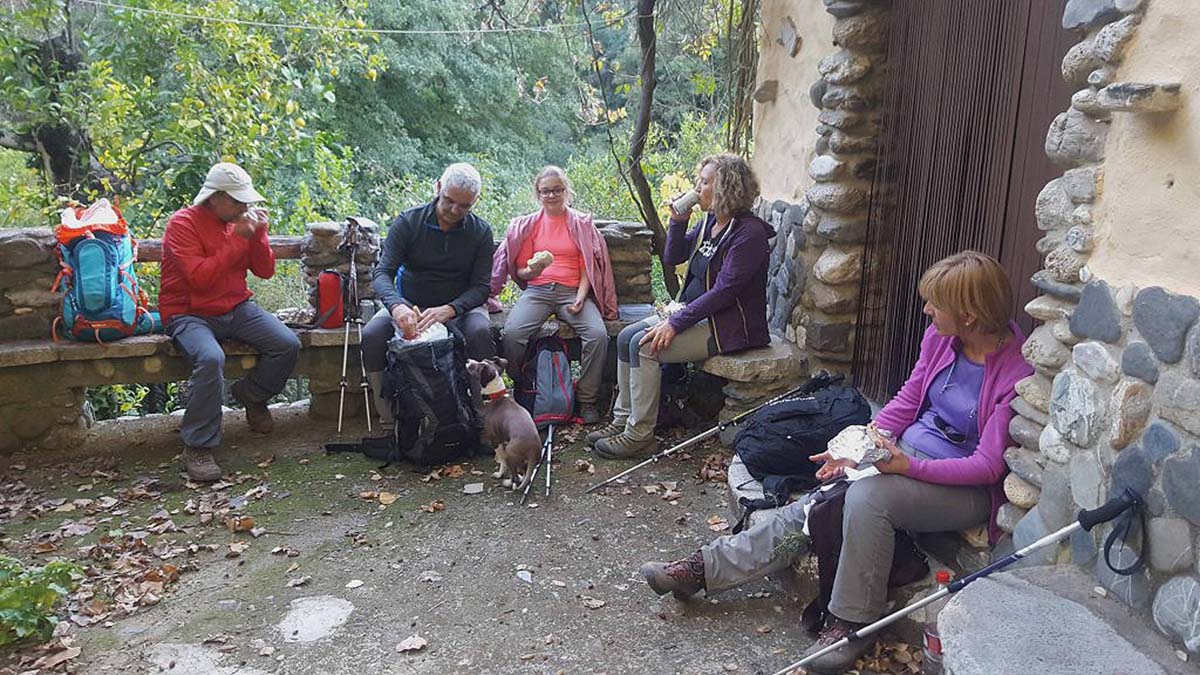 Turistas en un establecimiento de Jubrique. Foto Grume.