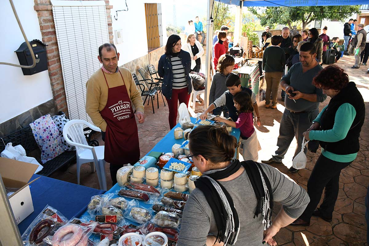 Numerosas personas participaron en el mercadillo navideño del año pasado.