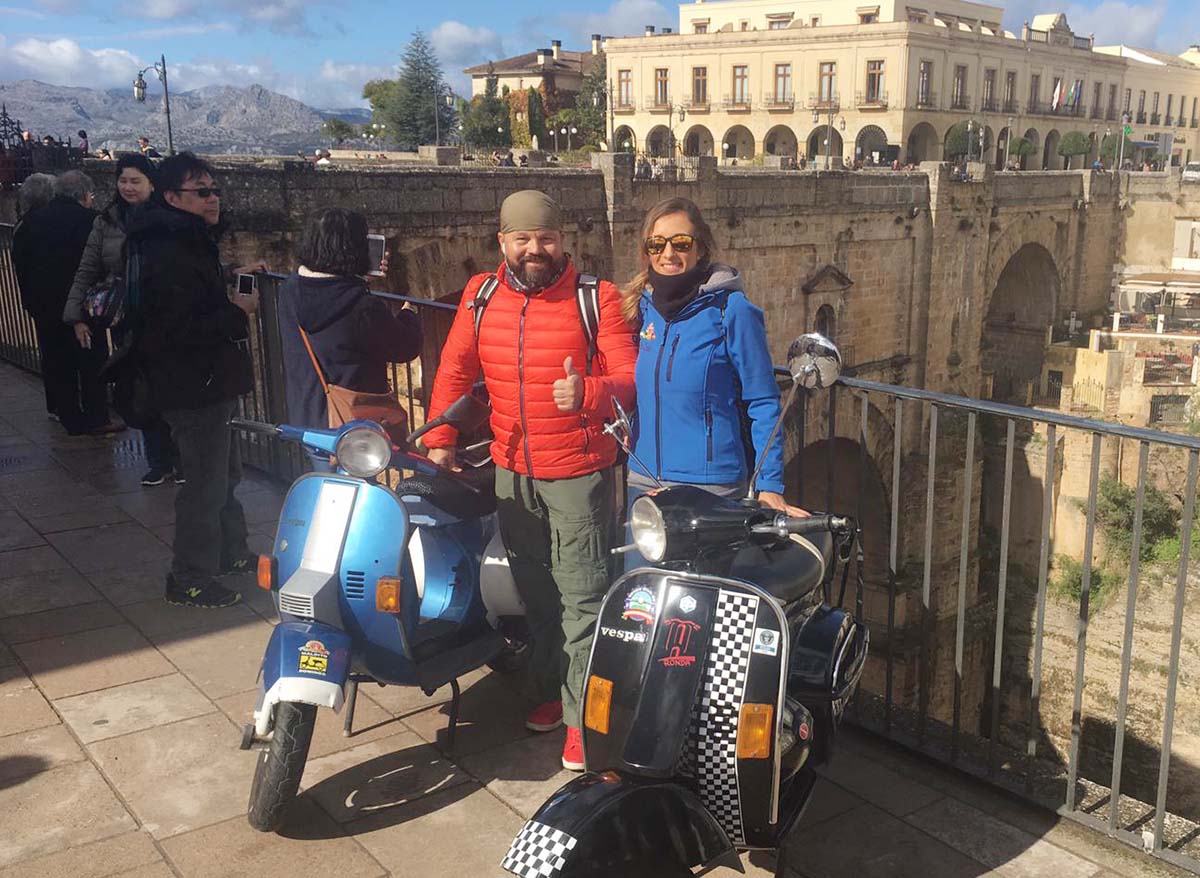 El motero que ha dado la vuelta al mundo junto a la portavoz del Vespa Club Ronda.
