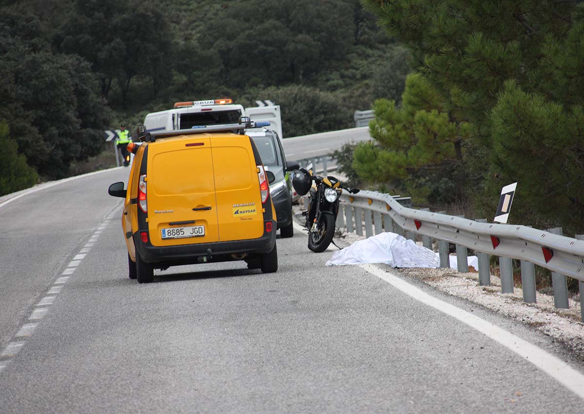 Las primeras informaciones apuntan a que el motorista se cayó por causas desconocidas. Foto Diario Ronda.