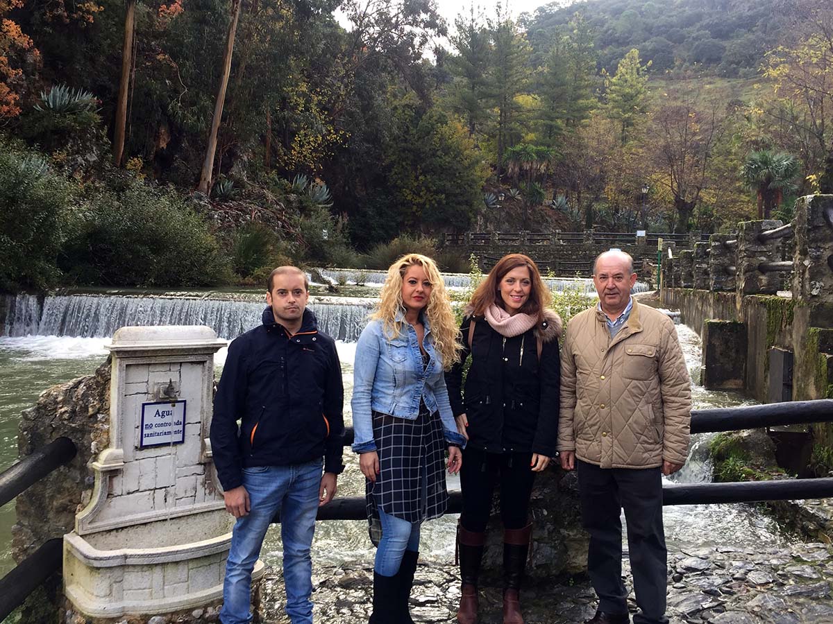 Responsables del Ayuntamiento de Igualeja junto a la diputada de Medio Ambiente.
