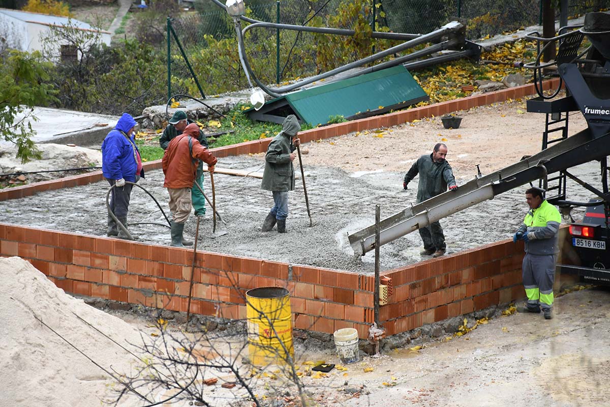 Los trabajos de construcción del parque infantil se han iniciado recientemente.