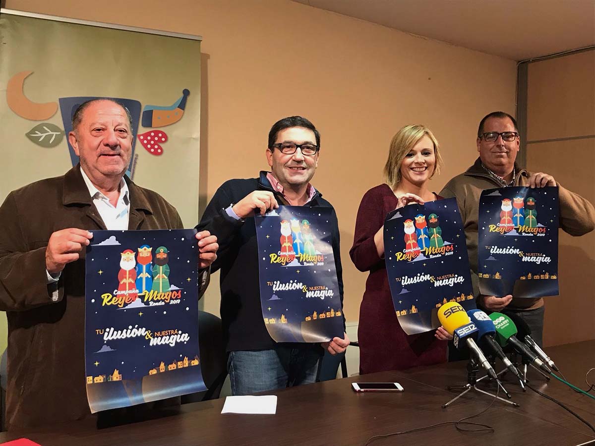 Los tres rondeños que encarnan este año a los Reyes Magos junto a la concejal de Fiestas.