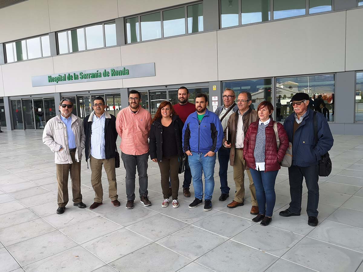 Candidatos y miembros de Adelante Andalucía en las puertas del Hospital de la Serranía.