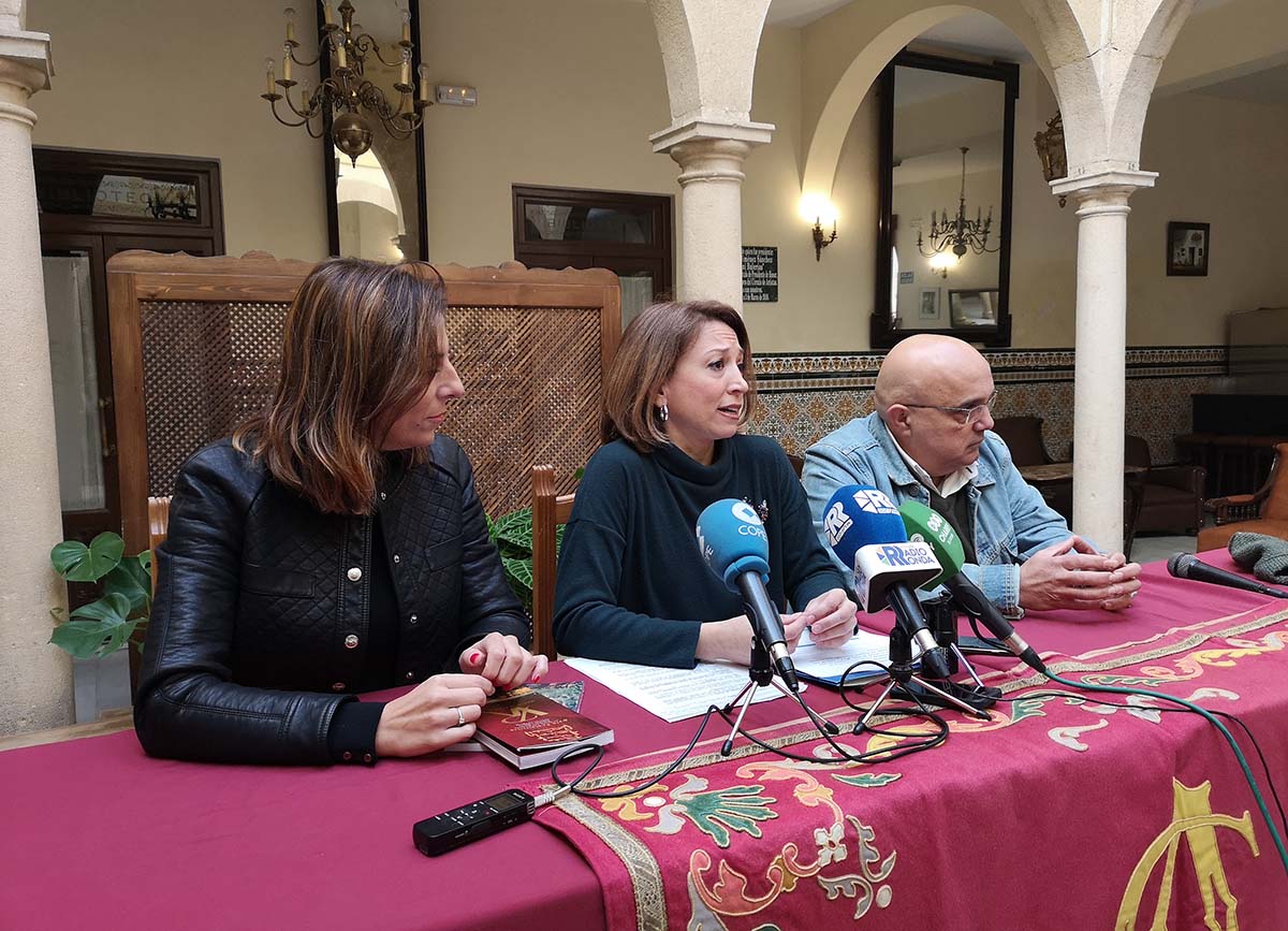 Maripaz Fernández, Patricia Navarro y Jesús Vázquez en el encuentro con los informadores.