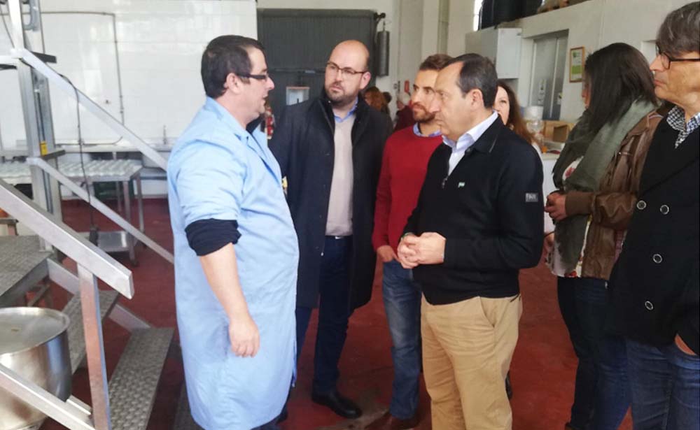 Ruiz Espejo ha visitado este martes una empresa de Montejaque.