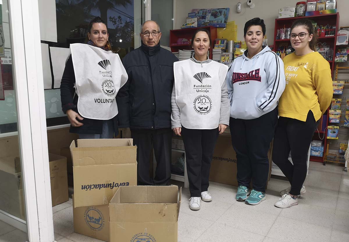 Voluntarios de la Hermandad del Santo Entierro en un supermercado del barrio de San Francisco.