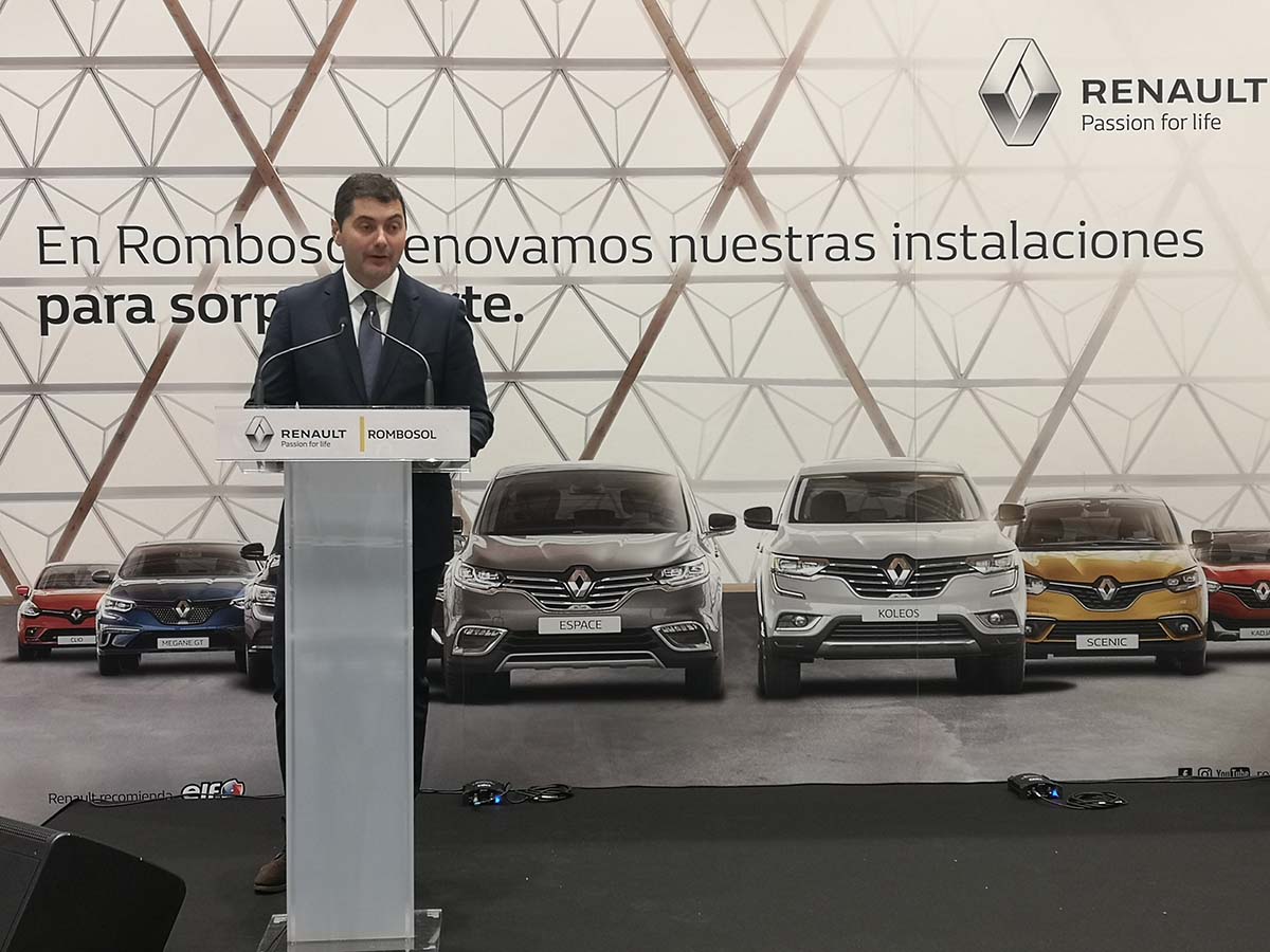 Uno de los responsables de Rombosol presenta las nuevas instalaciones de Renault Ronda.