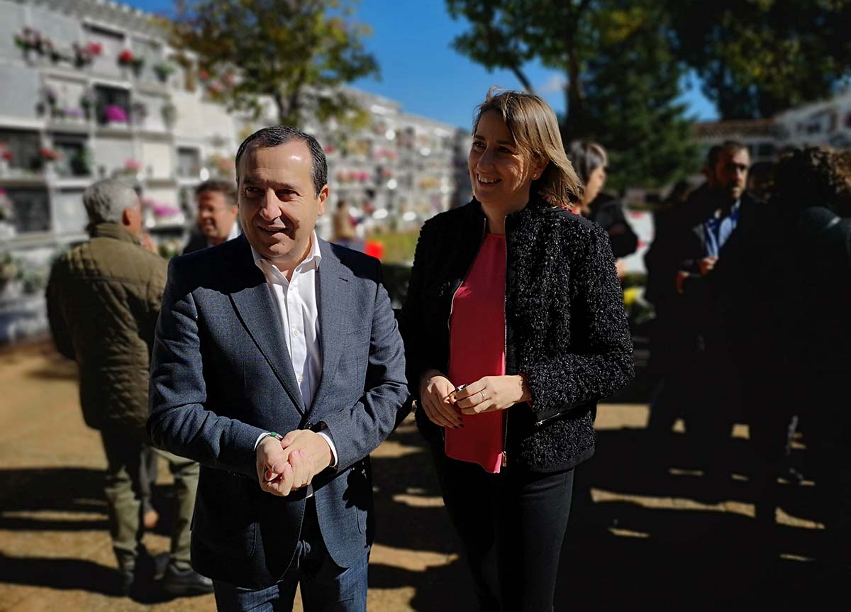 Ruiz Espejo se ha fotografíado en numerosas ocasiones con Aguilera y ninguna con Valdenebro hoy en el Cementerio.