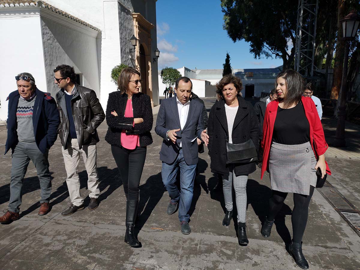 Ruiz Espejo, en el centro, junto a Aguilera y otros cargos provinciales y locales del PSOE.