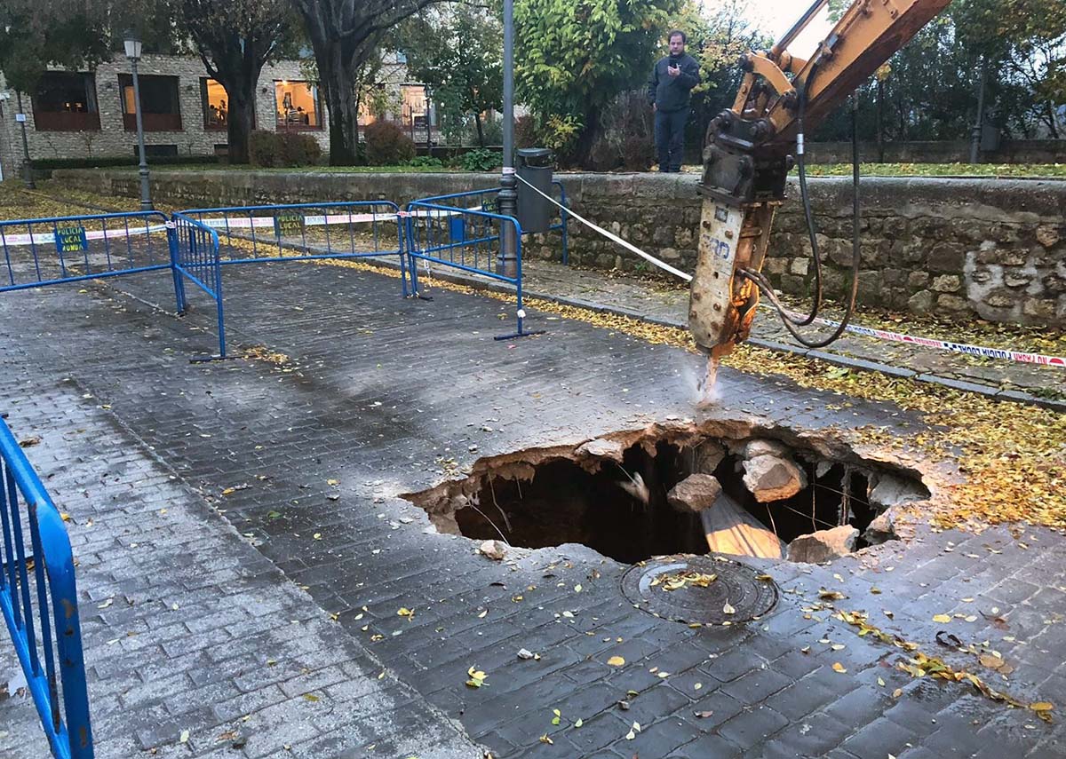 Más de 40 camiones de hormigón serán necesarios para tapar el socavón que apareció en el paseo de Blas Infante por el temporal
