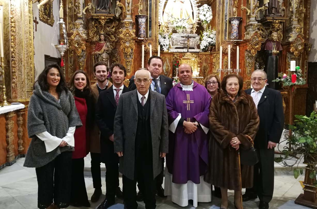 Manuel JIménez Friaza, en el centro, junto a los miembros de la Junta de Gobierno de la Paz.