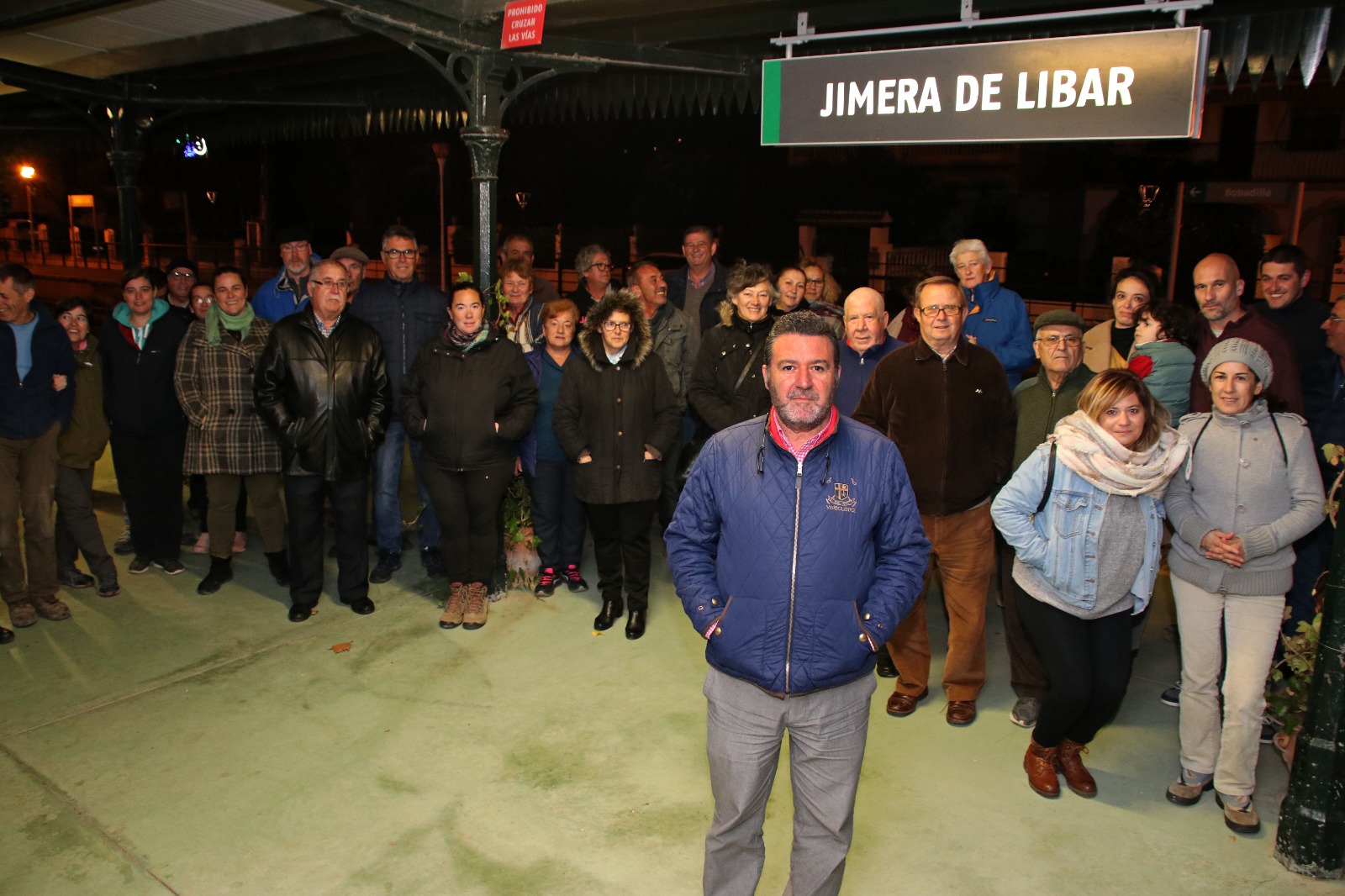 El alcalde de Jimera de Líbar junto a un grupo de vecinos en la protesta mantenida en la estación.