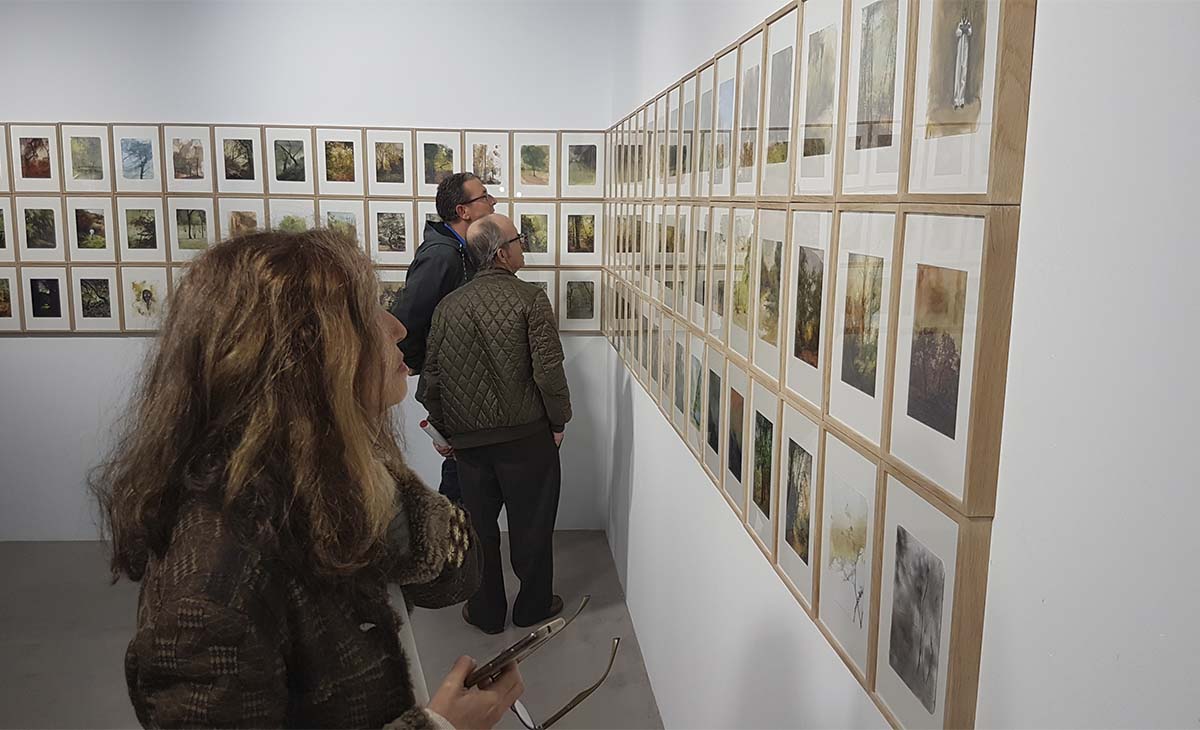 NUmerosos visitantes están recorriendo esta singular exposición en el MAC de Genalguacil.