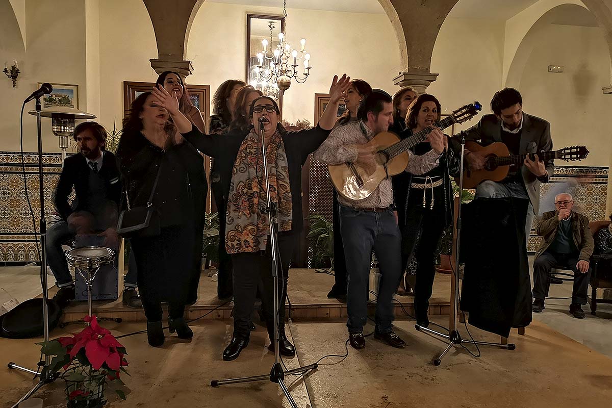 El coro de la Hermandad de Los Gitanos en un momento de su actuación.