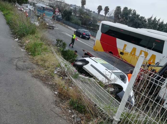 La furgoneta se ha precipitado por un pequeño talud a la carretera de Campillos.