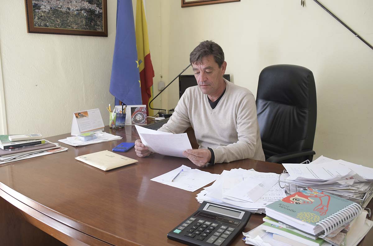 El alcalde de Algatocín, José Manuel López, en su despacho del Ayuntamiento.