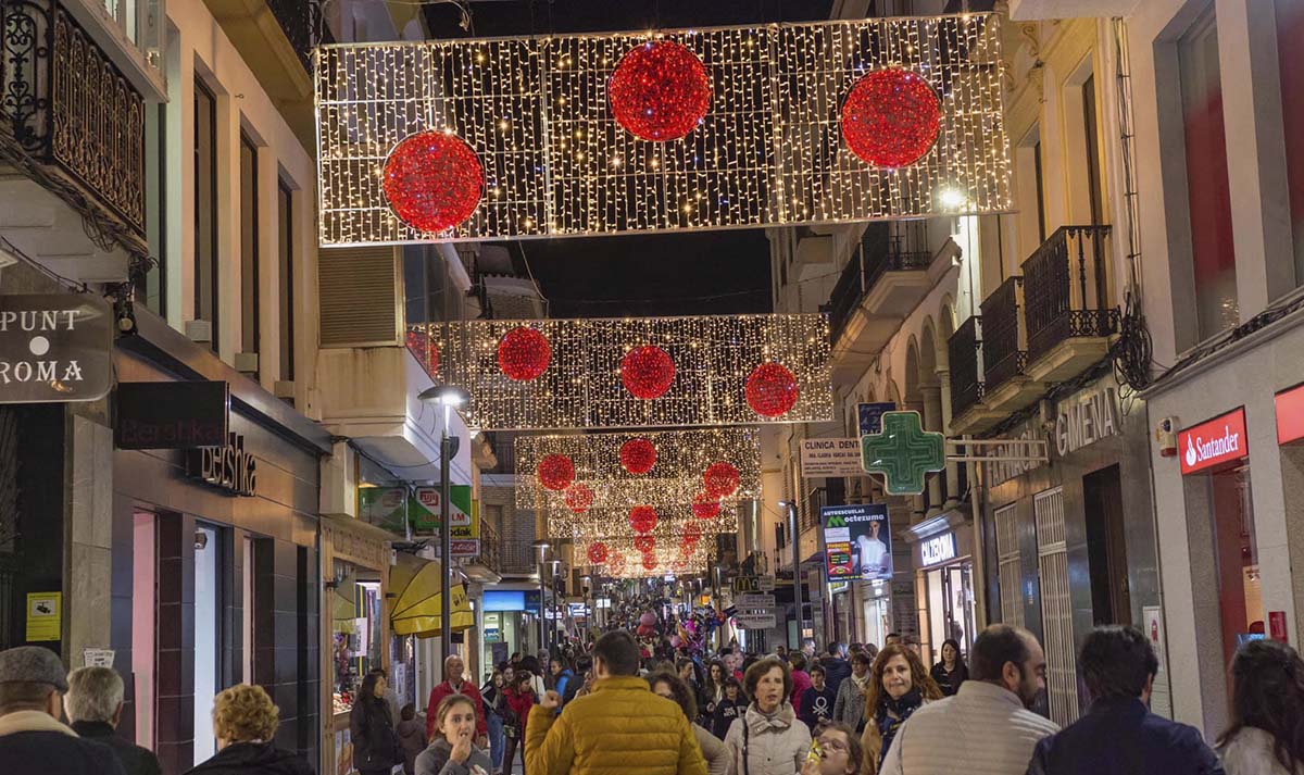 El alumbrado navideño se ha instalado este año sin licitación pública y no se desconocen los informes técnicos sobre su seguridad.