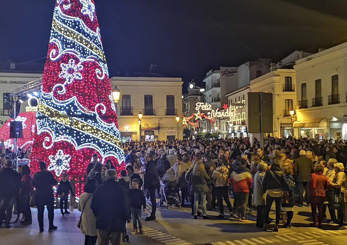 La lluvia hace que se adelante el encendido del alumbrado navideño a las seis de la tarde