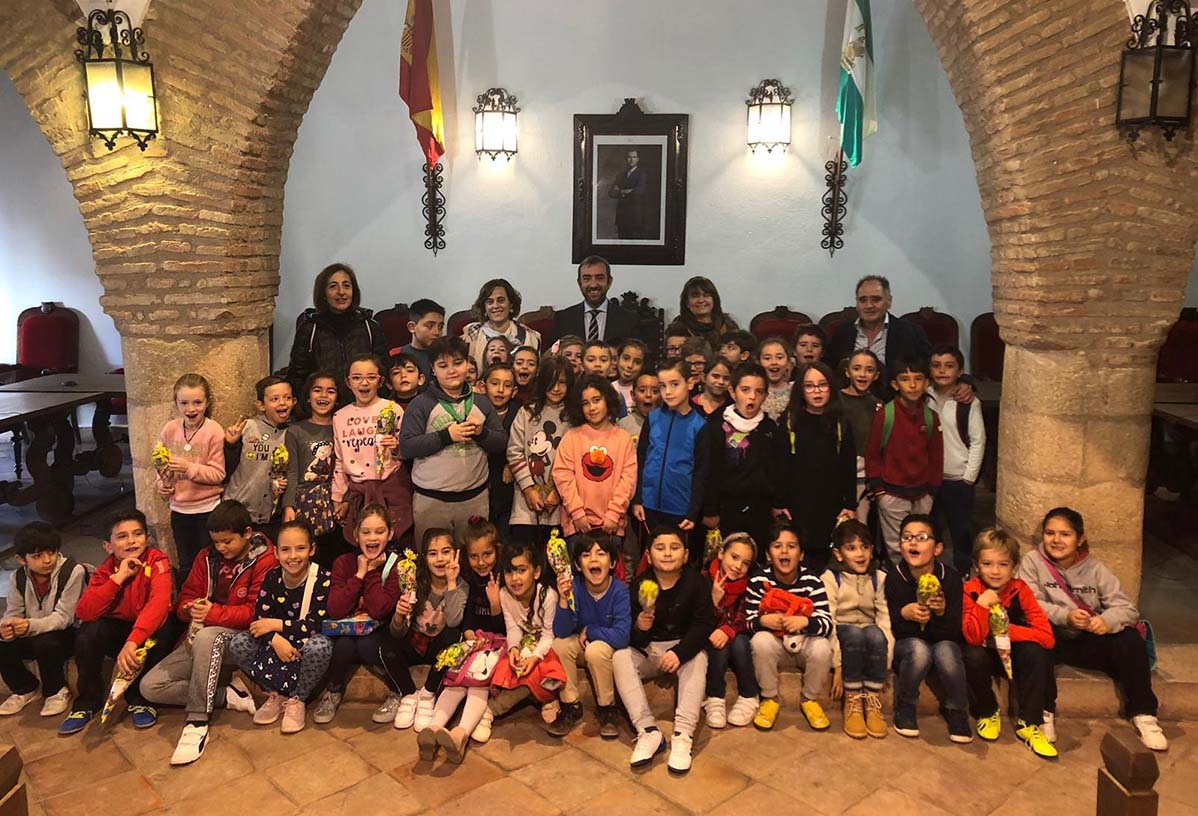 Foto de familia de los alumnos del colegio Miguel de Cervantes en el Salón de Plenos del Ayuntamiento.