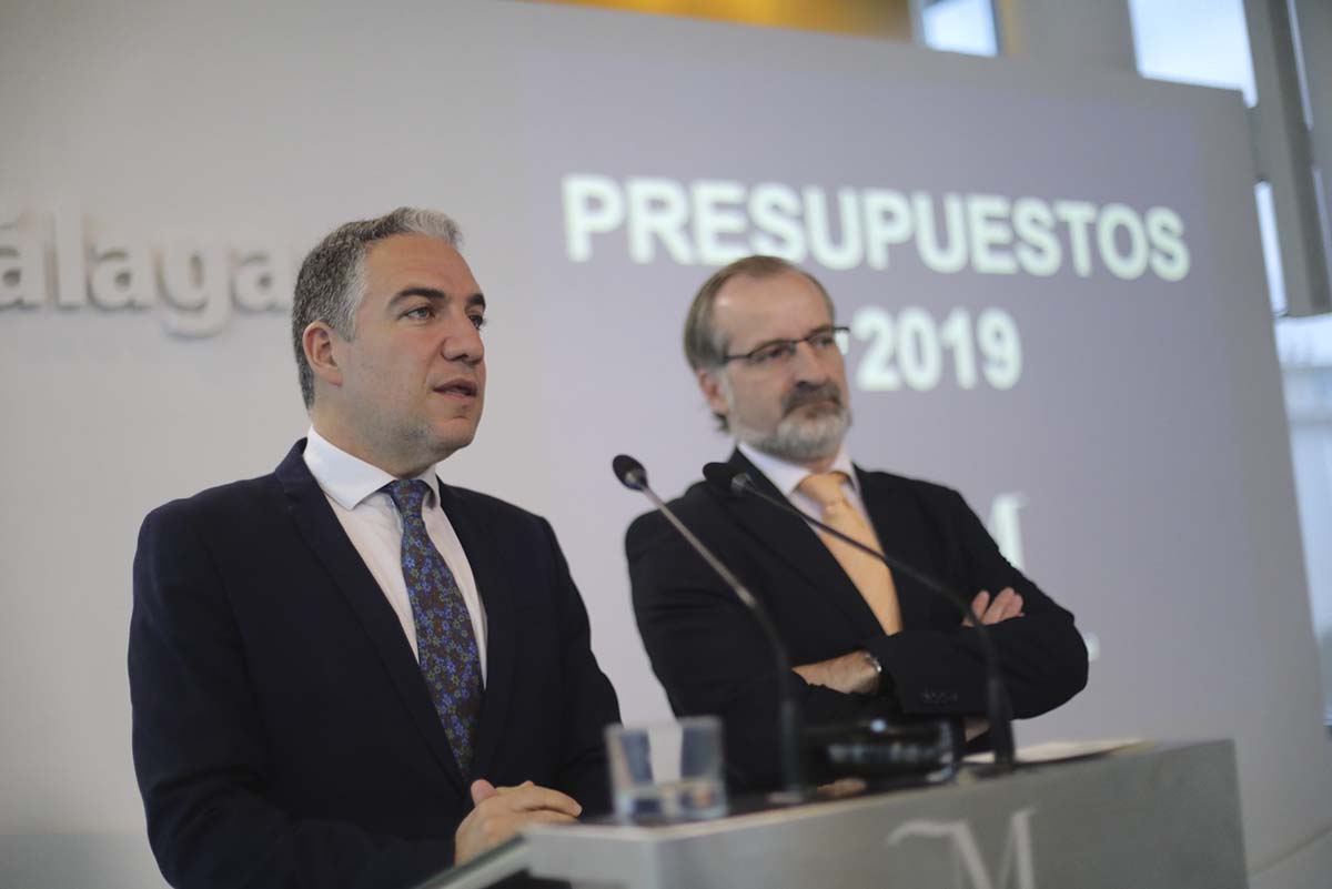 Bendodo (PP) y Sichar (Cs) han presentado los presupuestos tras ser aprobados hoy en el Pleno.
