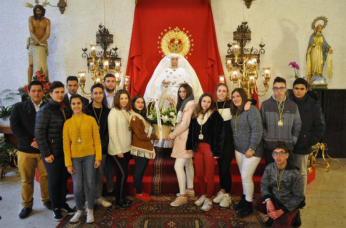 La Hermandad de la Columna cierra con gran éxito la V Semana de la Esperanza con el tradicional besamanos de la Virgen