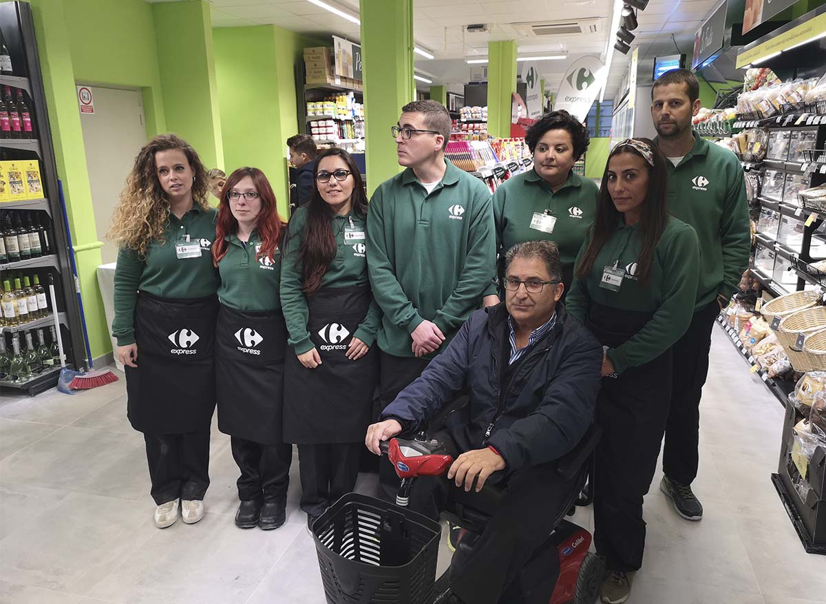 El promotor de esta iniciativa empresarial, Francisco Ordóñez, con la plantilla en la inauguración del supermercado.
