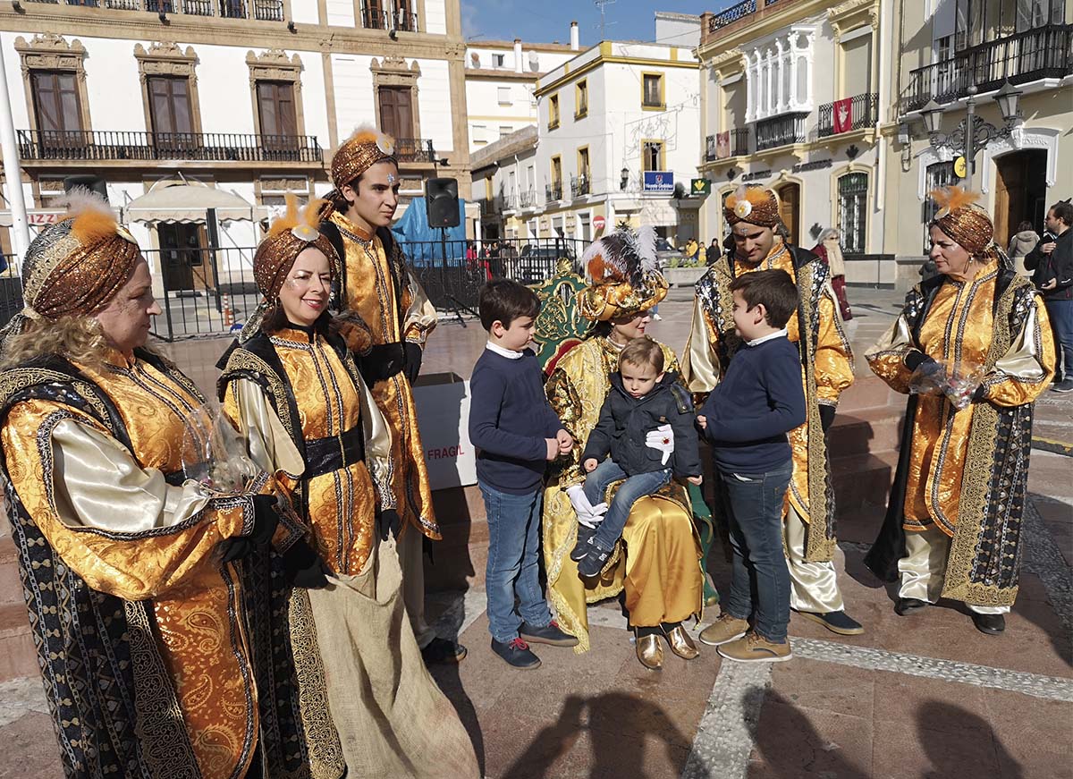 La Cartera Real recoge en las barriadas rondeñas las cartas de los niños que serán entregadas a Melchor, Gaspar y Baltasar