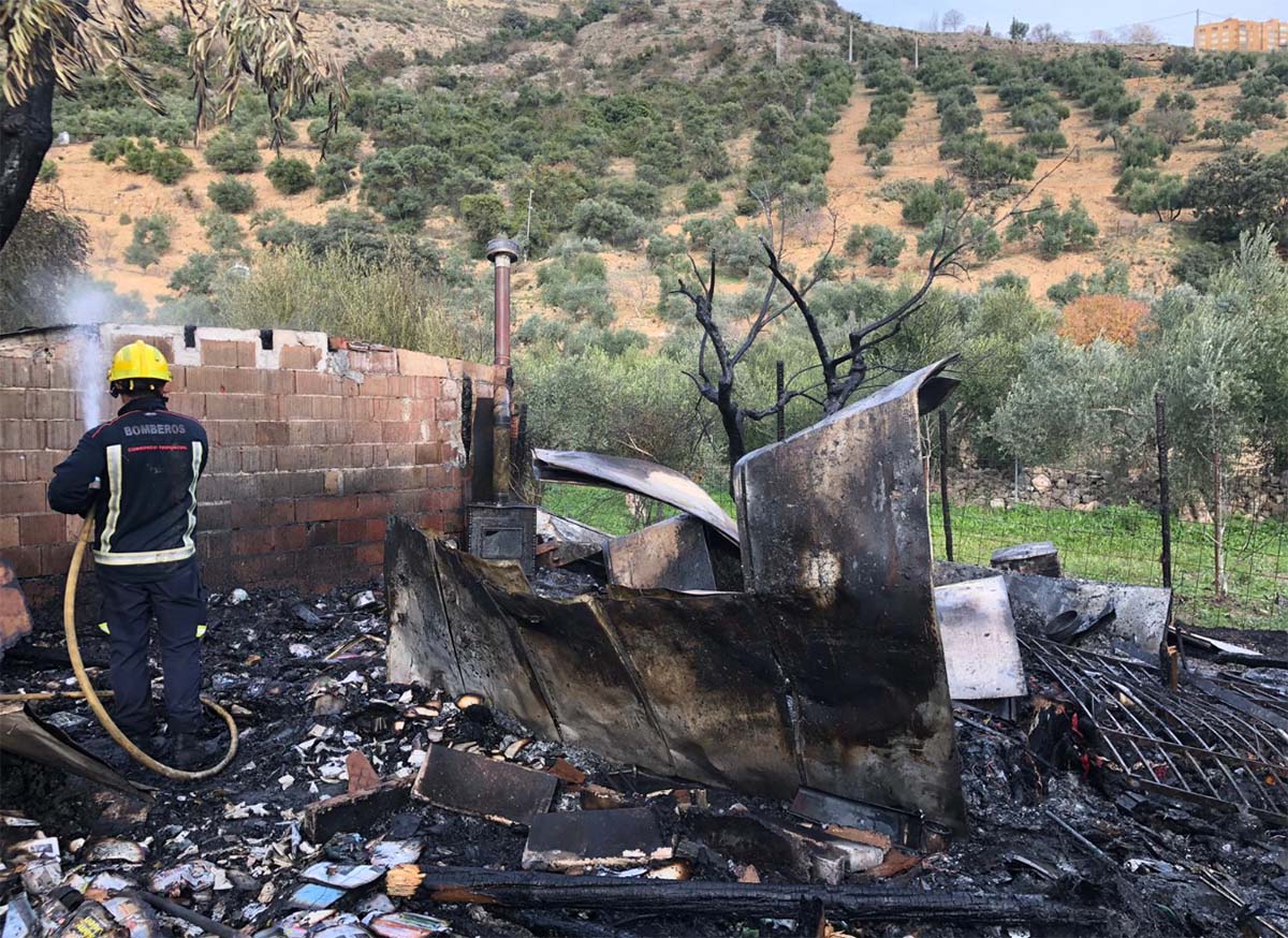 Uno de los bomberos que han participado en el operativo apaga las últimas llamas.