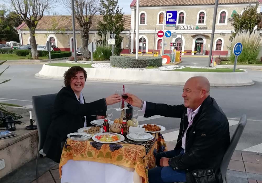 Esta pareja de serranos celebró su comida de Navidad frente a la estación del tren.