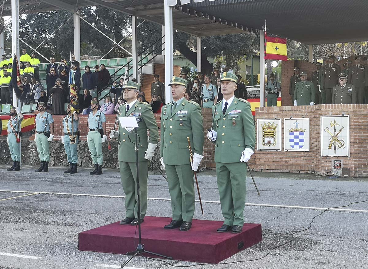 Momento en en el que el nuevo coronel (derecha) toma el mando del Tercio de la Legión.