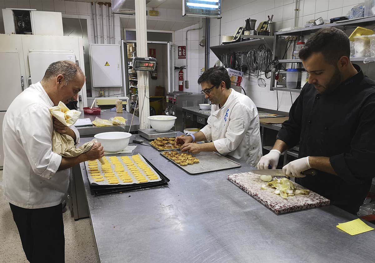 En Daver trabajan 19 profesionales de la repostería para que usted saboree lo mejor de las Navidades.