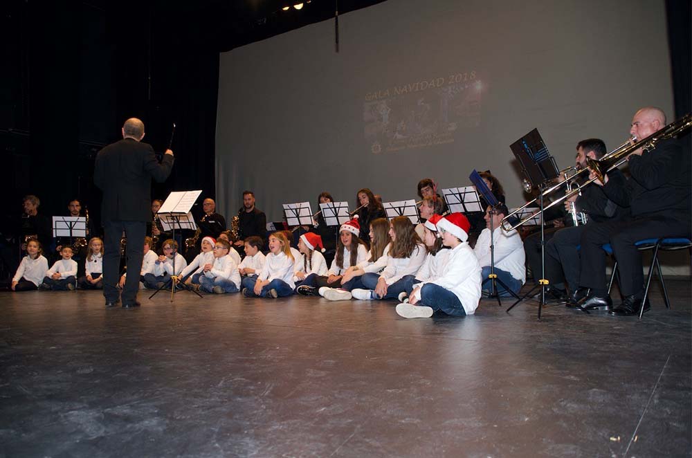 Alumnos de diferentes centros educativos y musicales participaron en la gala navideña.
