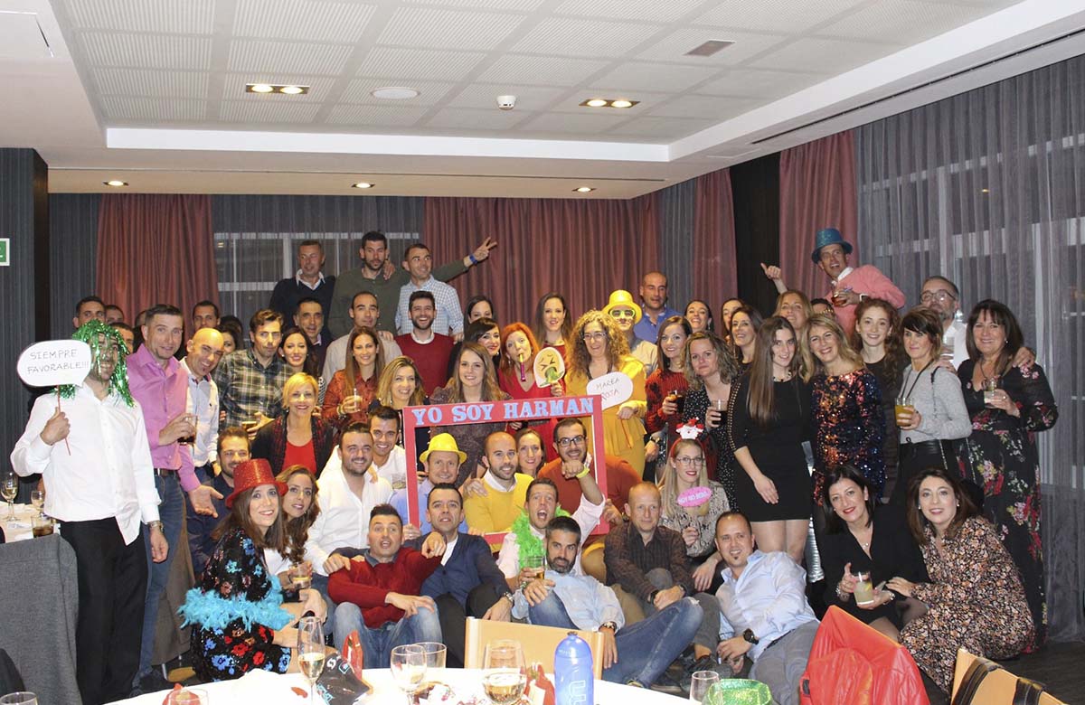 Foto de grupo de los componentes del club durante la cena navideña.