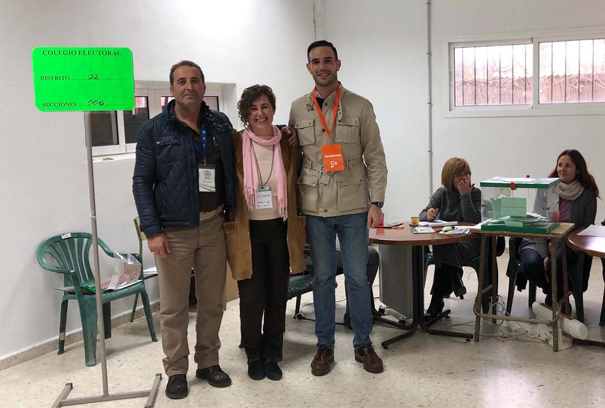Juan Carlos González (PP), su hermana Ani González (Adelante Andalucía) y su sobrino Franisco Orozco (Cs).