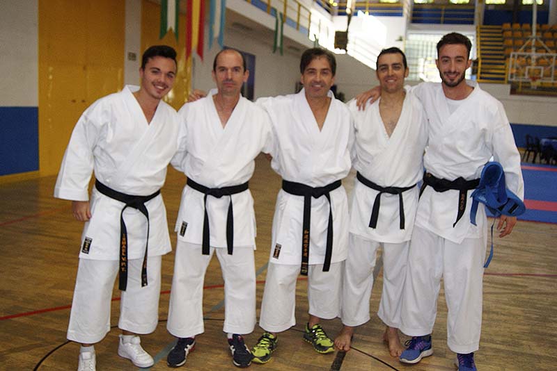 A la derecha Pablo, Rafael y su compañero Chesco, y otros miembros del club.