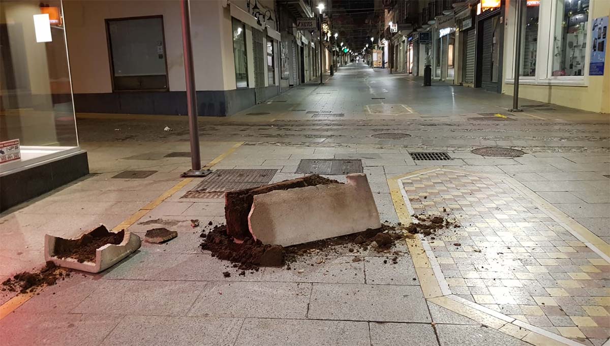 Estado en el que ha amanecido en carrera Espinel uno de los maceteros. Foto C.P.
