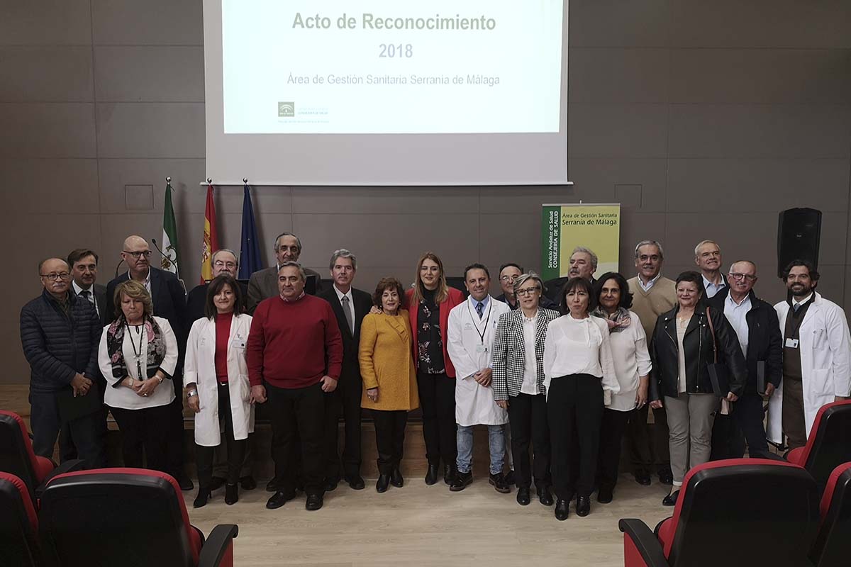 Los profesionales que se han jubilado junto a responsables del Hospital y del SAS.